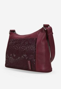 Bolso de mano de cuero burdeos con un panel de estampado de serpiente texturizado. Cuenta con una única correa ajustable y un cierre de cremallera. Acabado suave y brillante.
