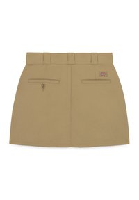 Jupe droite beige avec passants de ceinture, deux poches passepoilées à l’arrière, dont une boutonnée, et une petite étiquette rectangulaire de marque sur le côté droit.