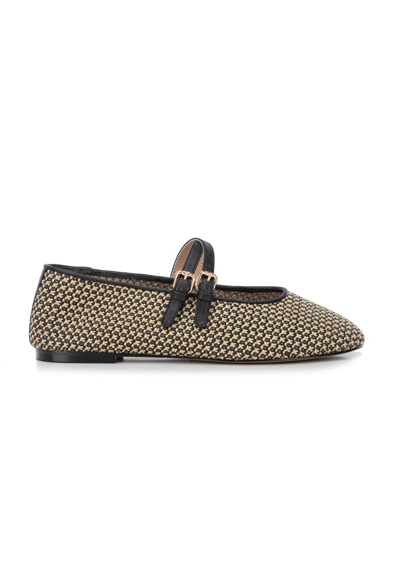 Płaskie buty z wąskim noskiem w czarno-beżowy wzór w pied-de-poule, z dwoma czarnymi skórzanymi paskami z złotymi klamrami na górze.