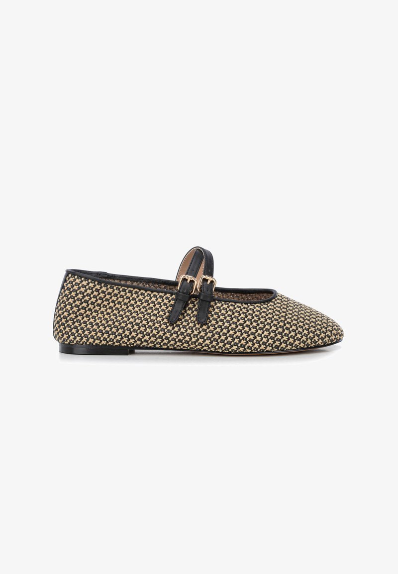 Płaskie buty z wąskim noskiem w czarno-beżowy wzór w pied-de-poule, z dwoma czarnymi skórzanymi paskami z złotymi klamrami na górze.