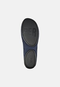 Suela de zapato con fondo de goma negra, que presenta patrones de agarre texturizados, el texto "PER" en relieve y el tamaño "38" claramente marcado.