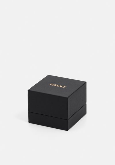 Cutie neagră din material texturat cu un logo auriu "VERSACE" pe partea de sus, formă pătrată, închidere cu clapetă, design minimalist.