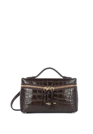 Sac à main en cuir brun foncé à texture crocodile avec fermeture éclair et poignée dorées, forme rectangulaire, logo de la marque en lettres dorées au centre avant.