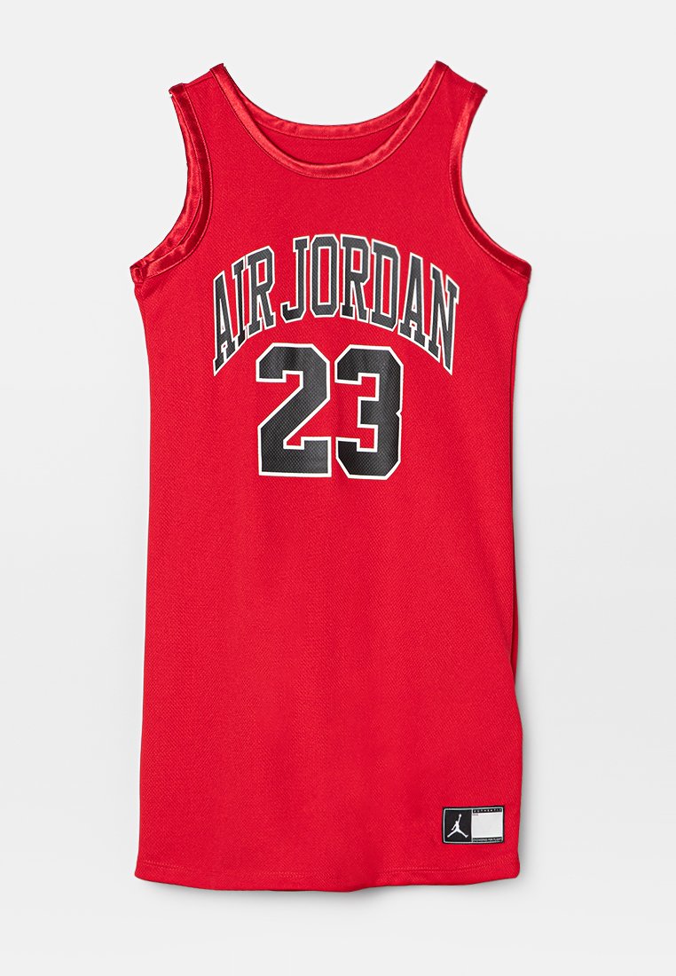Maillot de basket-ball rouge avec "AIR JORDAN" et "23" en lettres noires. Il a un col rond et une coupe décontractée. Le matériau est en maille avec une texture lisse.