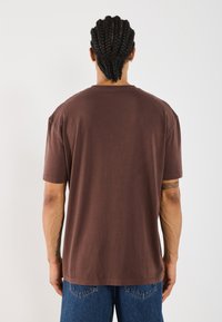 YOURTURN UNISEX BASIC GARMENT WASHED - Jednoduché tričko - coffee bean