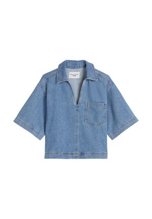 Camisa vaquera azul claro de manga corta con cuello, bolsillo frontal en el pecho y escote en V pronunciado.
