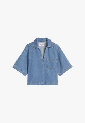 Camisa vaquera azul claro de manga corta con cuello, bolsillo frontal en el pecho y escote en V pronunciado.