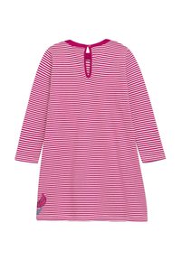 Puuvillamekko pitkällä hiarella, jossa on punavalkoisia vaakaraitoja ja takana avonainen aukko. Helmassa huomion herättävä hopeinen paljettikoriste.