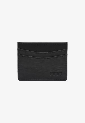 Crna teksturirana kožna futrola za kartice s više utora za kartice i suptilno ugraviranim kvadratnim logotipom u donjem desnom kutu.