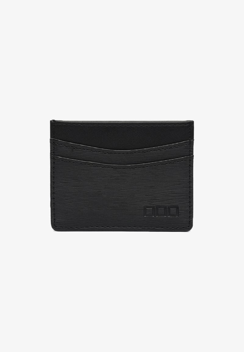 Crna teksturirana kožna futrola za kartice s više utora za kartice i suptilno ugraviranim kvadratnim logotipom u donjem desnom kutu.