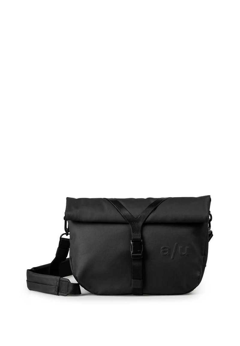 Borsa messenger nera realizzata in materiale liscio e resistente all'acqua. Presenta una tracolla regolabile, un lembo pieghevole e una chiusura con fibbia. Logo impresso.