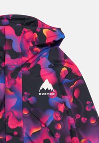 Mustmust mustri värvilise abstraktse mustriga, kus on roosa, lilla ja oranž, esiküljel valge mägi logo ja tekst "BURTON".