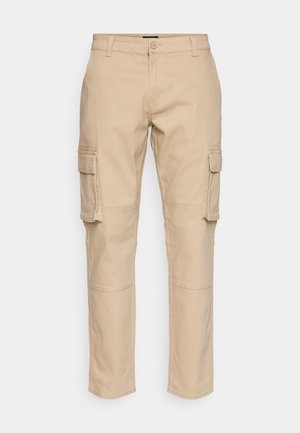 Pantaloni cargo beige in cotone, con tasche laterali, taglio dritto, passanti per cintura e chiusura a bottone. Texture liscia con cuciture minime.