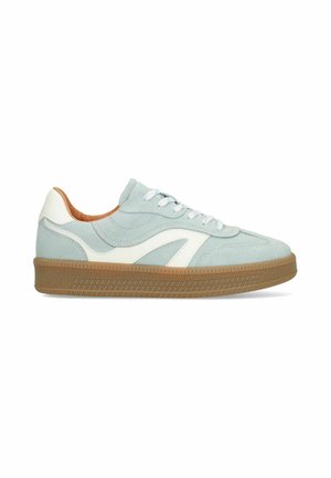 Lichtblauwe suède sneaker met witte accenten, witte veters, een beige binnenvoering en een getextureerde bruine rubberen zool, zijaanzicht op een witte achtergrond.