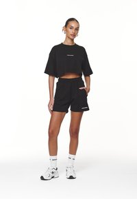 Pegador LAYLA CROPPED TEE - T-shirts - black/white