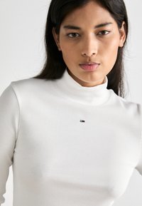 Tommy Jeans ESSENTIAL MOCK NECK - Longsleeve - white