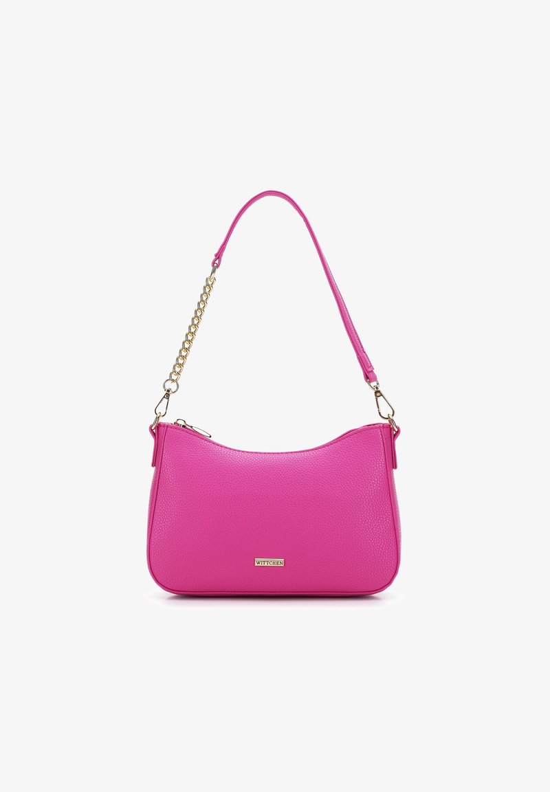 Borsa a spalla in pelle rosa con una forma strutturata, caratterizzata da una finitura testurizzata, una tracolla corta e dettagli in metallo dorato.