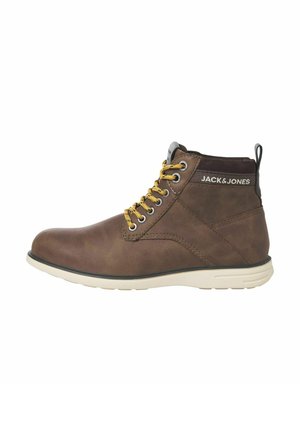 Bottines en cuir marron avec un bout arrondi, des lacets jaunes et une semelle en caoutchouc blanc. Présente un accent noir à l'arrière et des détails de logo.