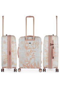 Conjunto de maletas rígidas con una base blanca que presenta diseños de graffiti en rosa dorado abstracto. Incluye ruedas que giran suavemente y asas extensibles.