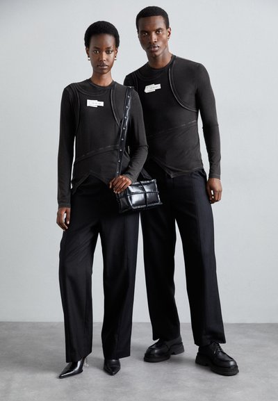 Feng Chen Wang DECONSTRUCTED PATCHWORK TROUSERS UNISEX - Trousers - black