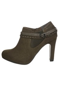 Braune Wildleder-High-Top-Stiefelette mit elastischem Seiteneinsatz, einem dekorativen Riemen mit Nieten und einem eleganten Metallabsatz.