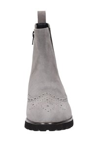 Bottine en suède gris clair avec des perforations décoratives, fermeture éclair sur le côté, tab de tirage, semelle noire et petit talon, vue de face.