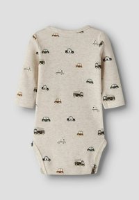 Crèmekleurig babyrompertje met lange mouwen, voorzien van een geribbelde structuur en verspreide voertuigenpatronen in groen, bruin en zwart.