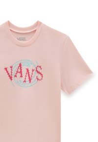 Camiseta de algodón de color rosa claro con mangas cortas que presenta un logotipo estilizado de "VANS" en rojo y azul con acentos circulares.