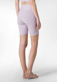 Lila cykelshorts med hög midja, tillverkade av ett mjukt material. De har en tight passform och en längd till mitten av låret. Inga synliga mönster.