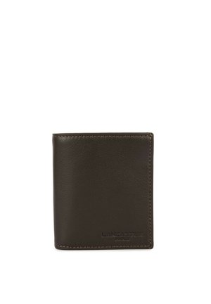 Portefeuille bi-fold en cuir marron foncé avec des coutures visibles et le logo Lancaster Paris embossé dans le coin inférieur droit à l'avant.