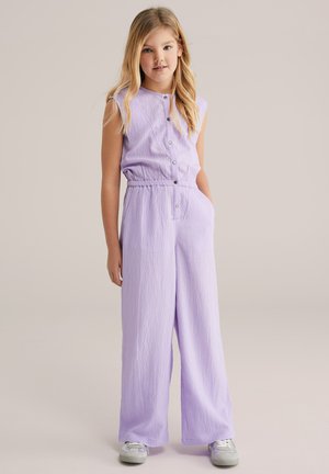 Tuta senza maniche di colore viola chiaro con tessuto strutturato, bottoni sul davanti, vita elastica e tasche laterali. Vestibilità casual a gamba larga.