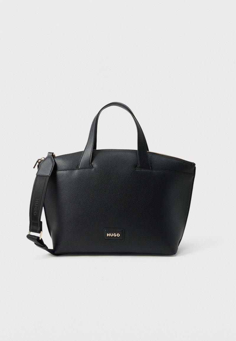 Μαύρη τσάντα χειρός από υφή δέρματος με διπλές λαβές, αποσπώμενο λουράκι ώμου, χρυστό φερμουάρ και πλακέτα με την επωνυμία "HUGO" στο μπροστινό μέρος.