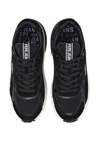 Un paio di sneakers nere Pepe Jeans con suole bianche, pannelli testurizzati e dettagli del marchio sulla linguetta e sulla soletta interna.