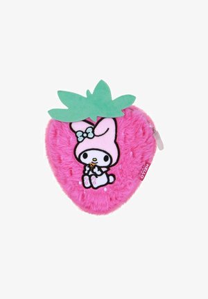 Pochette en peluche rose en forme de fraise avec des feuilles vertes et un personnage de dessin animé portant une capuche de lapin rose et tenant un cookie.