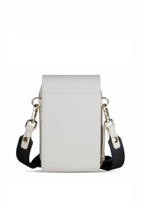 Borsa bianca, rettangolare, con superficie testurizzata. Presenta hardware dorato, una tracolla rimovibile con sezioni in tessuto nero e pelle bianca.