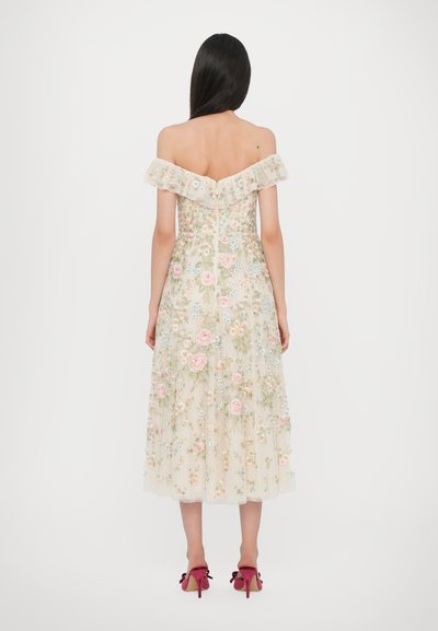 Off-the-shoulder jurk met bloemenborduursel in lichtcrème, voorzien van een gekruiste afwerking, ingewikkelde pastelbloemen en een vloeiende, knielange rok.