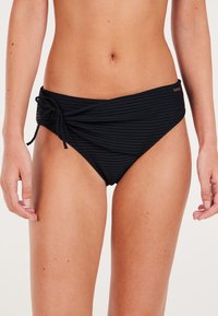 Juodos su dryželiais bikini kelnaitės su šoninėmis raišteliais. Pagamintos iš minkštos medžiagos, turi susiraukšlėjimo dizainą ir vidutinio aukščio pjūvį, užtikrinantį komfortą.
