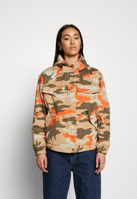 Urban Classics - LADIES OVERSIZED CAMO JACKET - Skraistė  - brick camo Miniatiūros vaizdas 1