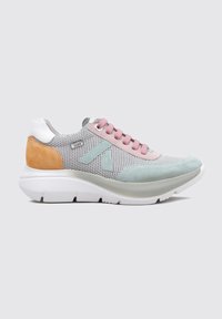 Zapatillas de malla y ante en gris, verde menta y rosa claro. Cuentan con una suela blanca, punta redonda y cordones rosas. Detalles en contraste en el talón.
