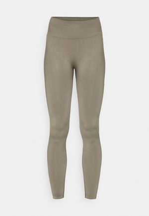 Könnyű anyagú, tompa olajzöld színű leggings. Magas derék, sima textúra, testhezálló fazon és varrás nélküli kivitelezés.