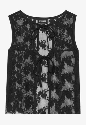 Top de tirantes negro de encaje con un patrón floral, parte frontal con abertura en forma de llave y detalles de lazo, y cuello redondo. La tela transparente añade textura.