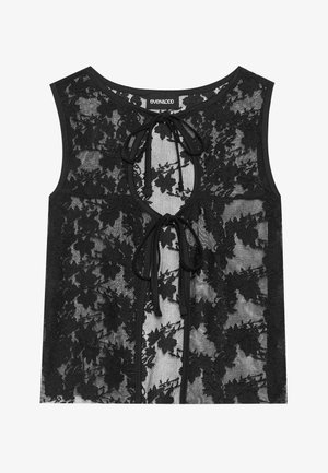 Top de tirantes negro de encaje con un patrón floral, parte frontal con abertura en forma de llave y detalles de lazo, y cuello redondo. La tela transparente añade textura.