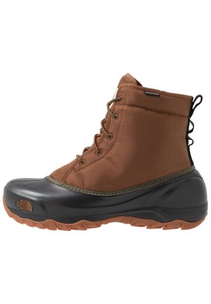 Brauner, schnürbarer wasserdichter Winterstiefel mit schwarzem Gummi-unterteil, robustem Profil und Zuglasche an der Ferse für den Außeneinsatz.