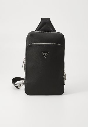 Bolso bandolera de material sintético negro con cremalleras plateadas, un logotipo triangular y una superficie texturizada. Cuenta con una correa desmontable.