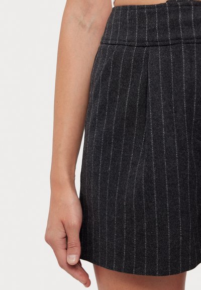 Pantaloni corti grigi a righe sottili realizzati in tessuto testurizzato, con una vita a media altezza e pieghe laterali per una vestibilità su misura.