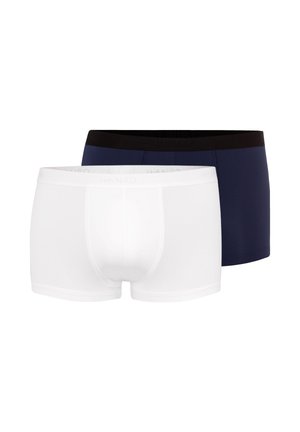 Dwie pary męskich bokserek, jedna biała z białym pasem w talii, druga granatowa z czarnym pasem w talii, pokazane od przodu na białym tle.