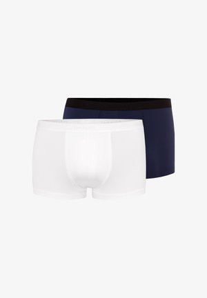 Due paia di boxer da uomo, uno bianco con fascia in vita bianca e uno blu navy con fascia in vita nera, mostrati frontalmente su sfondo bianco.