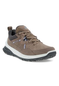 Sneaker in suede e mesh marrone con accenti grigio chiaro, caratterizzata da una suola in gomma testurizzata, colletto imbottito e dettagli perforati.