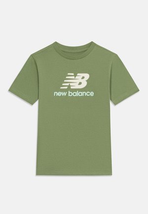 Πράσινο κοντομάνικο T-shirt με στρογγυλή λαιμόκοψη, με λευκό λογότυπο και κείμενο New Balance στο κέντρο του μπροστινού μέρους, σε απλό φόντο.
