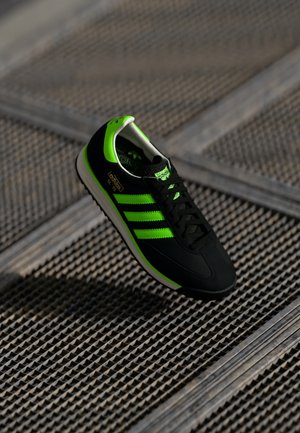 SL 72 RS UNISEX - Baskets basses - core black/solar green/off white